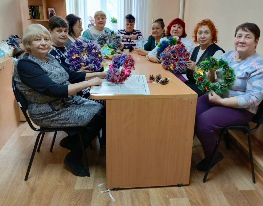 Наш клуб "Золотой возраст" уходит на новогодние каникулы! 