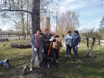 Сотрудники  учреждения собрали листья и мусор, чтобы поддерживать чистоту и порядок вокруг здания