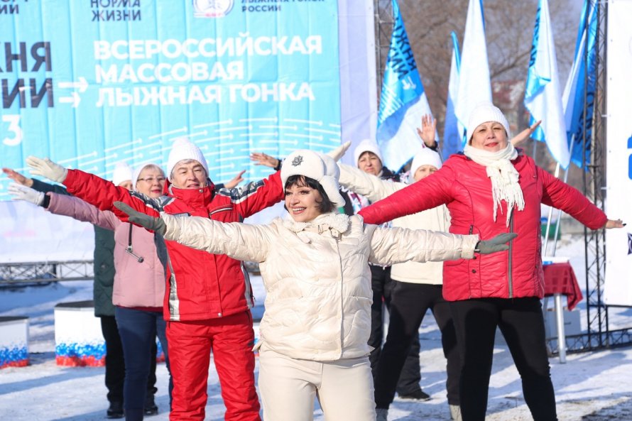 Участники танцевального клуба «Движение» открывали "Лыжню России" своими зажигательными танцами. 