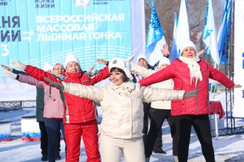 Участники танцевального клуба «Движение» открывали "Лыжню России" своими зажигательными танцами. 