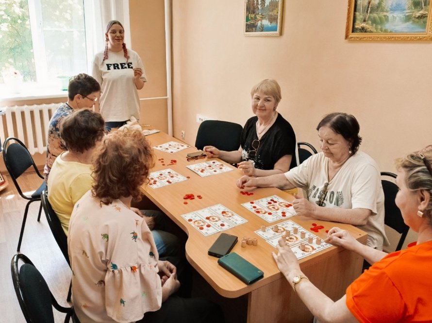 Для членов клуба "Золотой возраст" центра "Забота" прошла носталгическая игра в лото.
