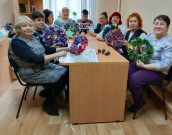 Наш клуб "Золотой возраст" уходит на новогодние каникулы! 