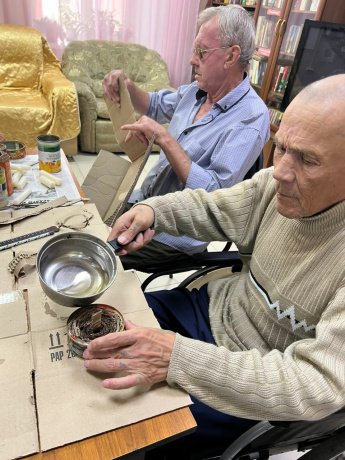 Получатели социальных услуг, проживающие в нашем Учреждении, научились делать блиндажные свечи!