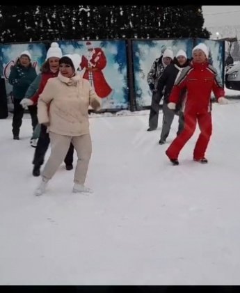 Танцевальный клуб «Движение» проехался по столице республики, чтобы поздравить всех жителей с наступающим новым годом!