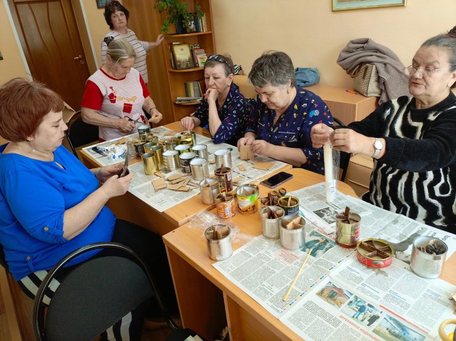 Участники клуба "Золотой возраст" делают блиндажные свечи для нужд СВО!