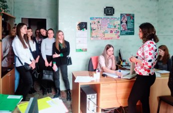 Специалисты ГБУ РХ "КЦСОН "Забота" провели экскурсию по учреждению для будущих коллег